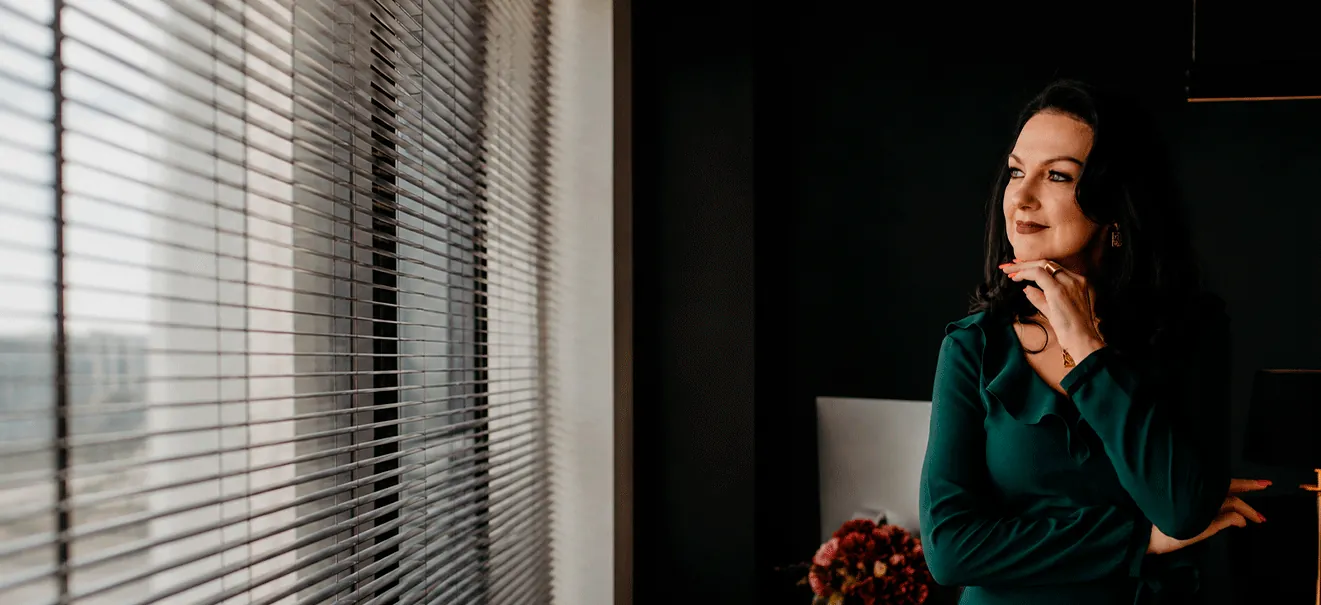 Loraine Alcântara no escritório da Alcântara Advocacia